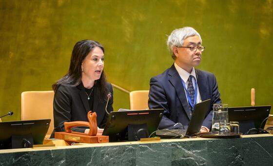 رئيسة الجمعية العامة للأمم المتحدة أنالينا باربوك (على اليسار) ترأس اجتماعا حول استخدام حق النقض في مجلس الأمن الدولي.